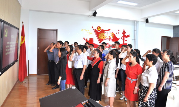 3bb8f6ec58c44e3299f88c57162efe80.jpg 重温入党誓词.jpg